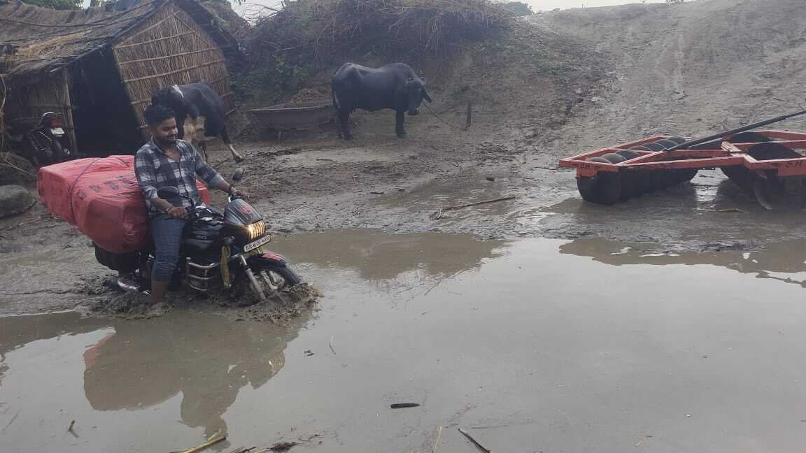 Samastipur News:लड़झाघाट में जलजमाव से कुशेश्वरस्थान- दरभंगा सड़क बेहाल