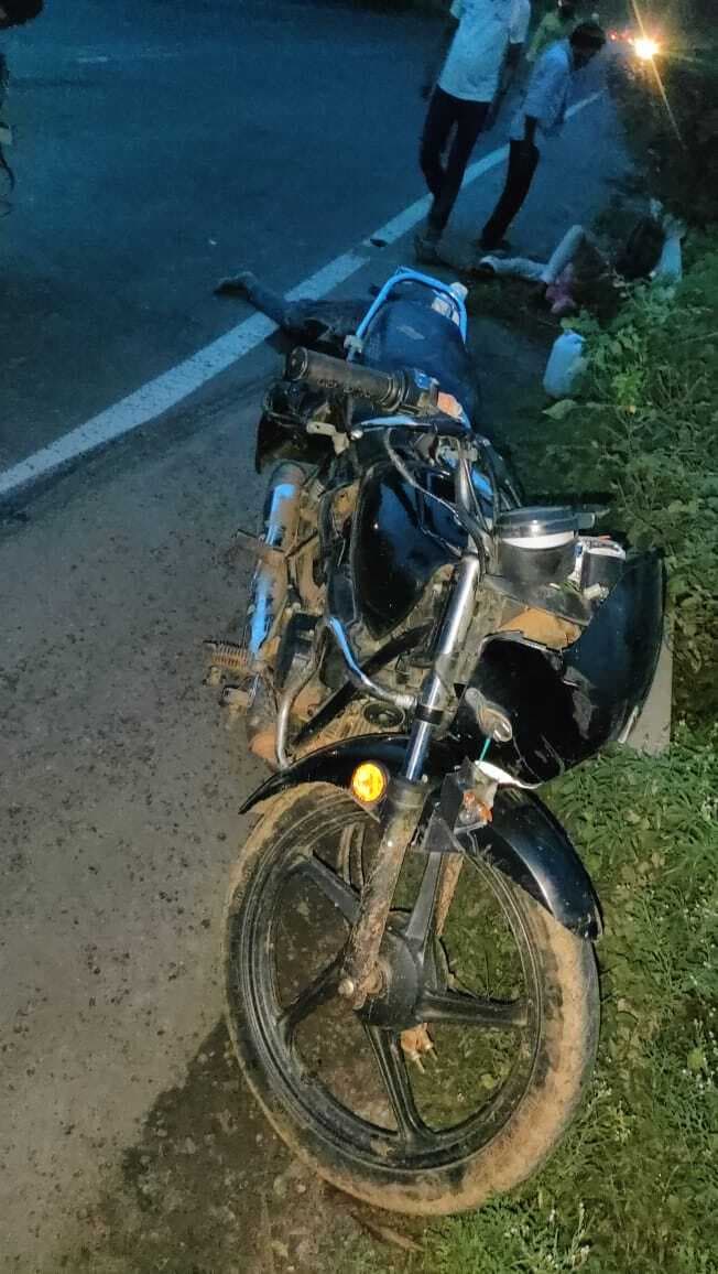 ट्रक की चपेट में आने से तीन युवक गंभीर रूप से घायल, भर्ती