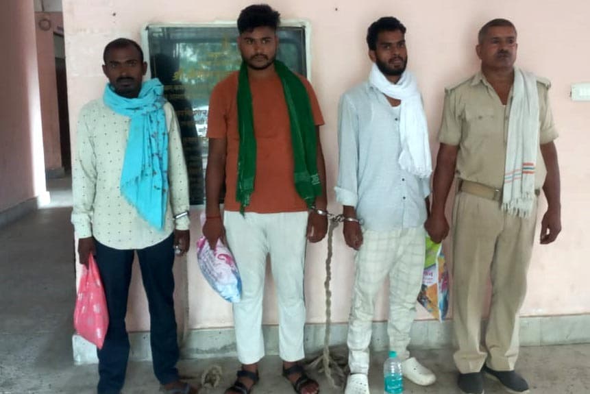 देसी शराब के साथ तीन तस्कर गिरफ्तार