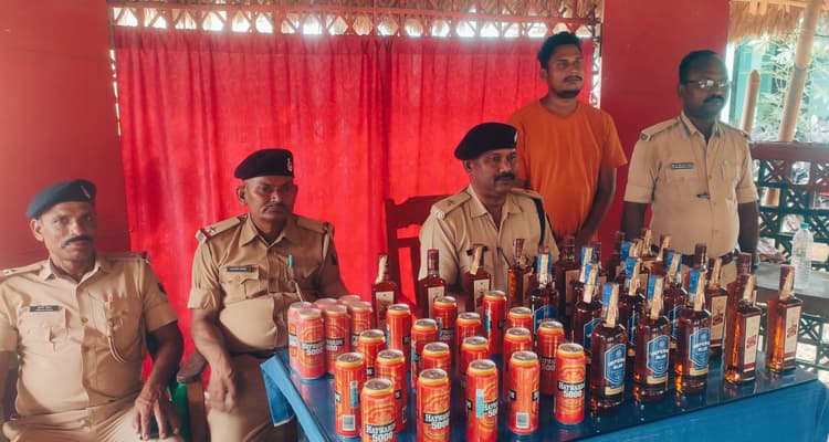 शराब माफिया के घर से 27 लीटर शराब जब्त