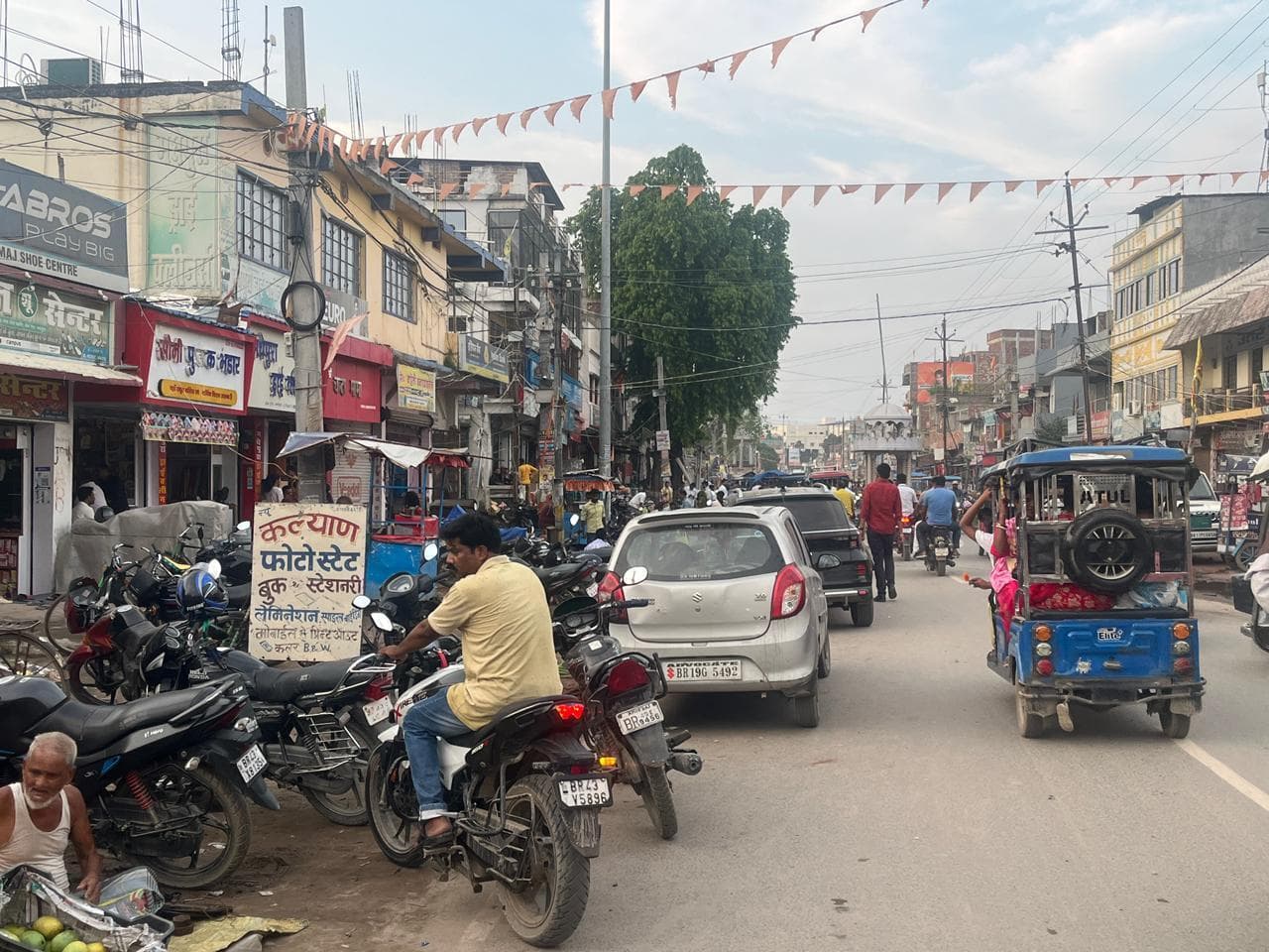 शहर में कहीं नहीं है पार्किंग की व्यवस्था, चौक-चौराहों पर रोज जाम से जूझ रहे लोग