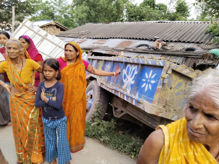 घर में घुसा मिट्टी लदा ट्रैक्टर, बाल-बाल बचे गृहस्वामी