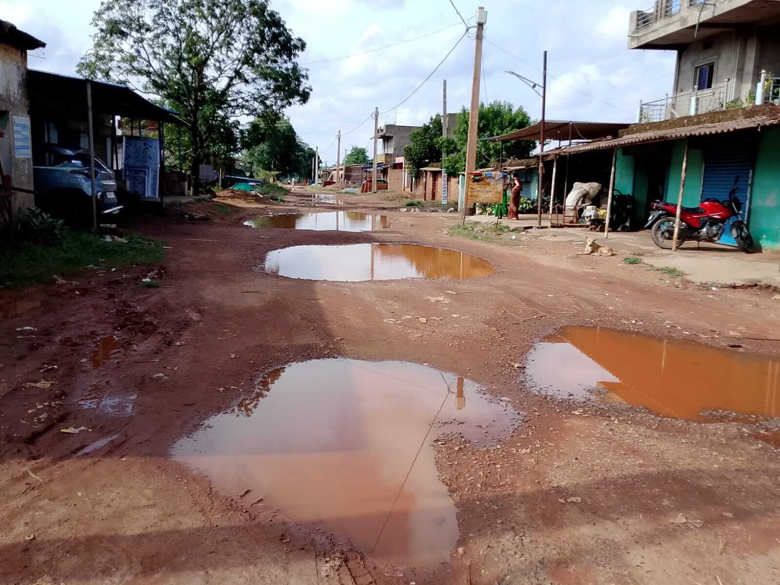 जर्जर सड़क से ग्रामीणों को परेशानी