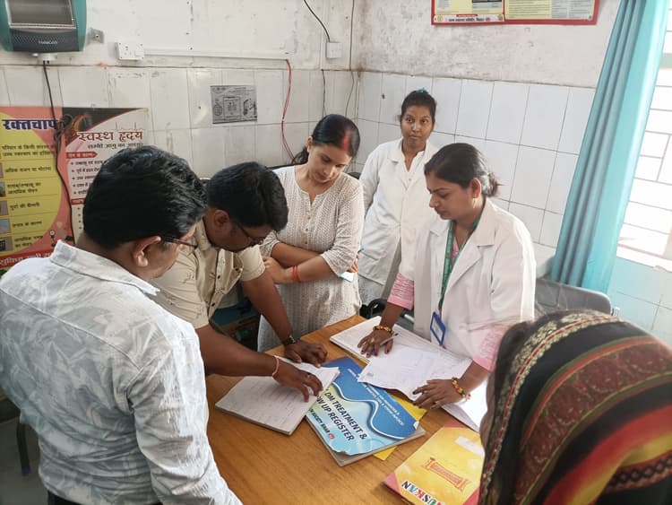 फाइलेरिया उन्मूलन को लेकर स्टेट टीम ने सर्वजन दवा सेवन और एमएमडीपी किट की स्थिति का लिया जायजा