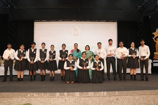 Jamshedpur news. केरला समाजम मॉडल स्कूल में वार्षिक पुरस्कार समारोह संपन्न, मेधावी छात्रों को मिला सम्मान