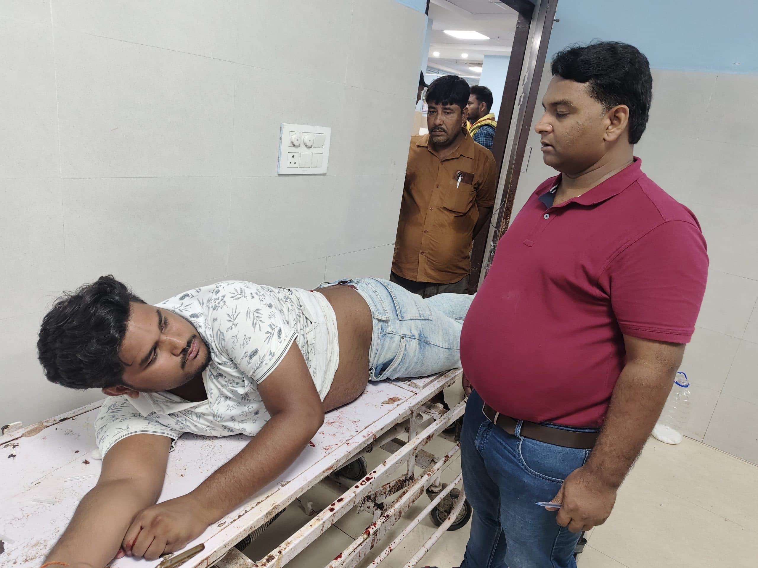 हथियारबंद बदमाशों ने बाइक सवार युवक को मारी गोली