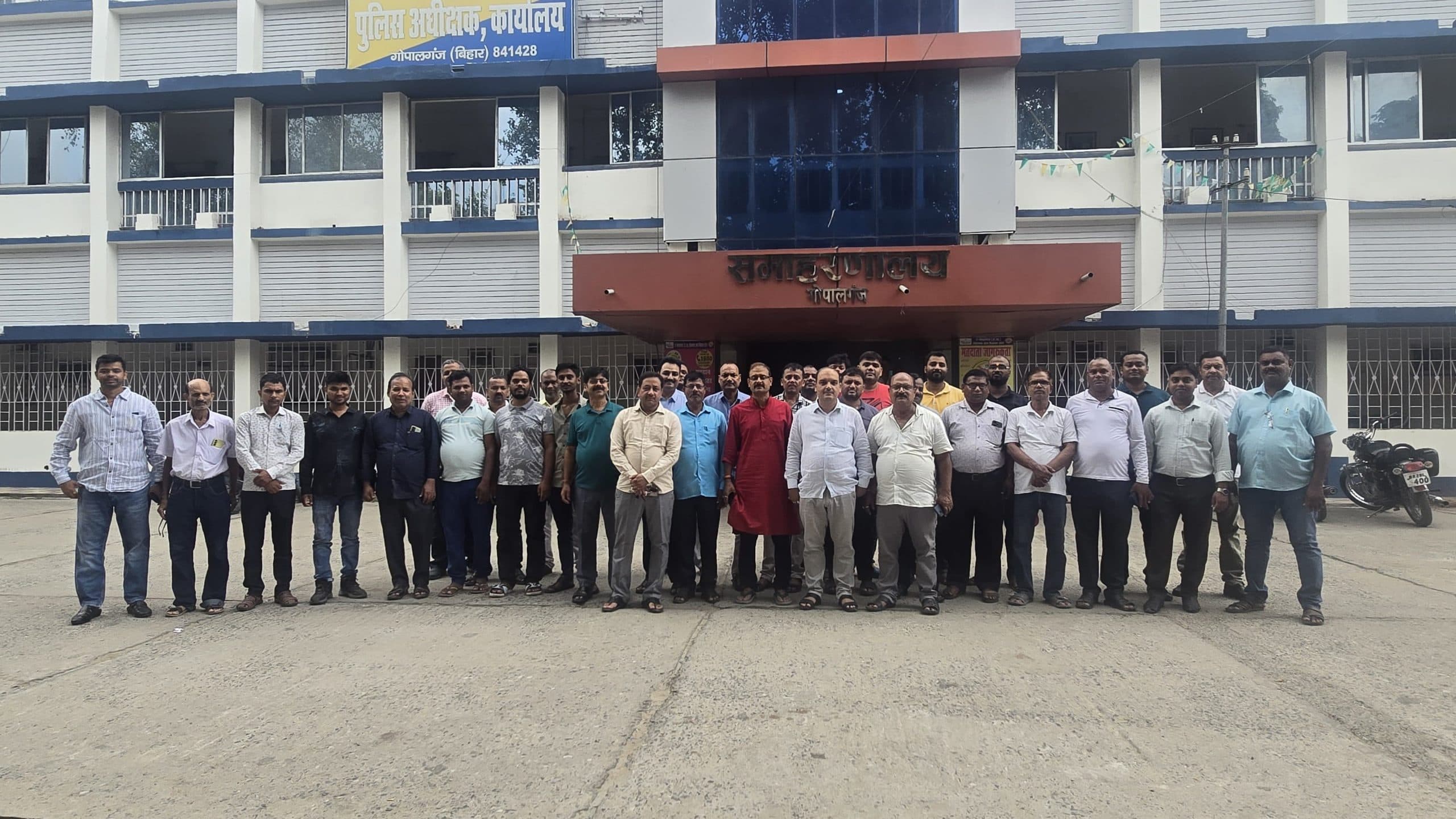 कलेक्ट्रेट संवर्ग  के लिपिक तीन दिनों तक काला बिल्ला लगा करेंगे कार्य