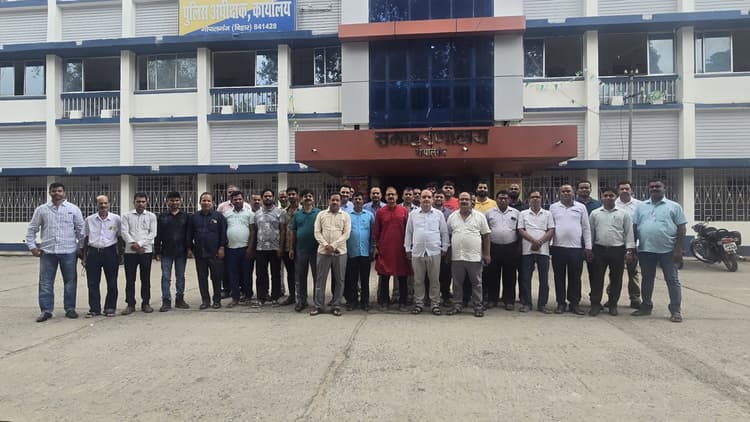 कलेक्ट्रेट संवर्ग  के लिपिक तीन दिनों तक काला बिल्ला लगा करेंगे कार्य