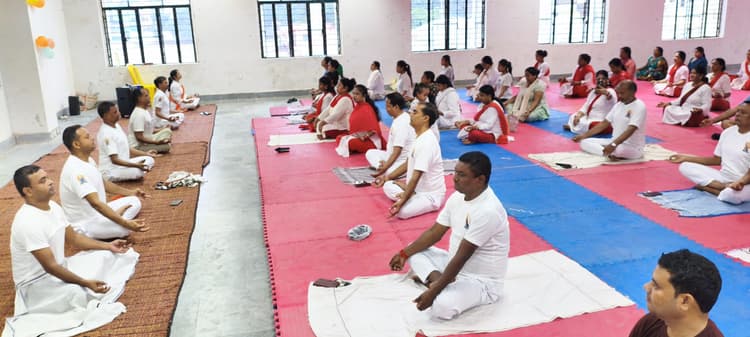 155 साधकों ने किया योगाभ्यास, फलाहार से दी स्वस्थ जीवनशैली की प्रेरणा