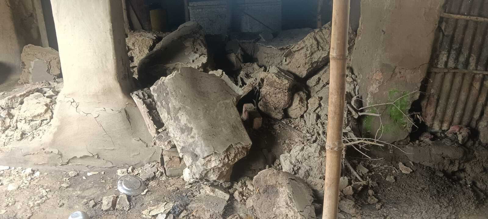 बारिश के दौरान बज्रपात से एक कच्चा मकान क्षतिग्रस्त, मलबे में एक मासूम बच्चा की दबने मौत, दो घायल