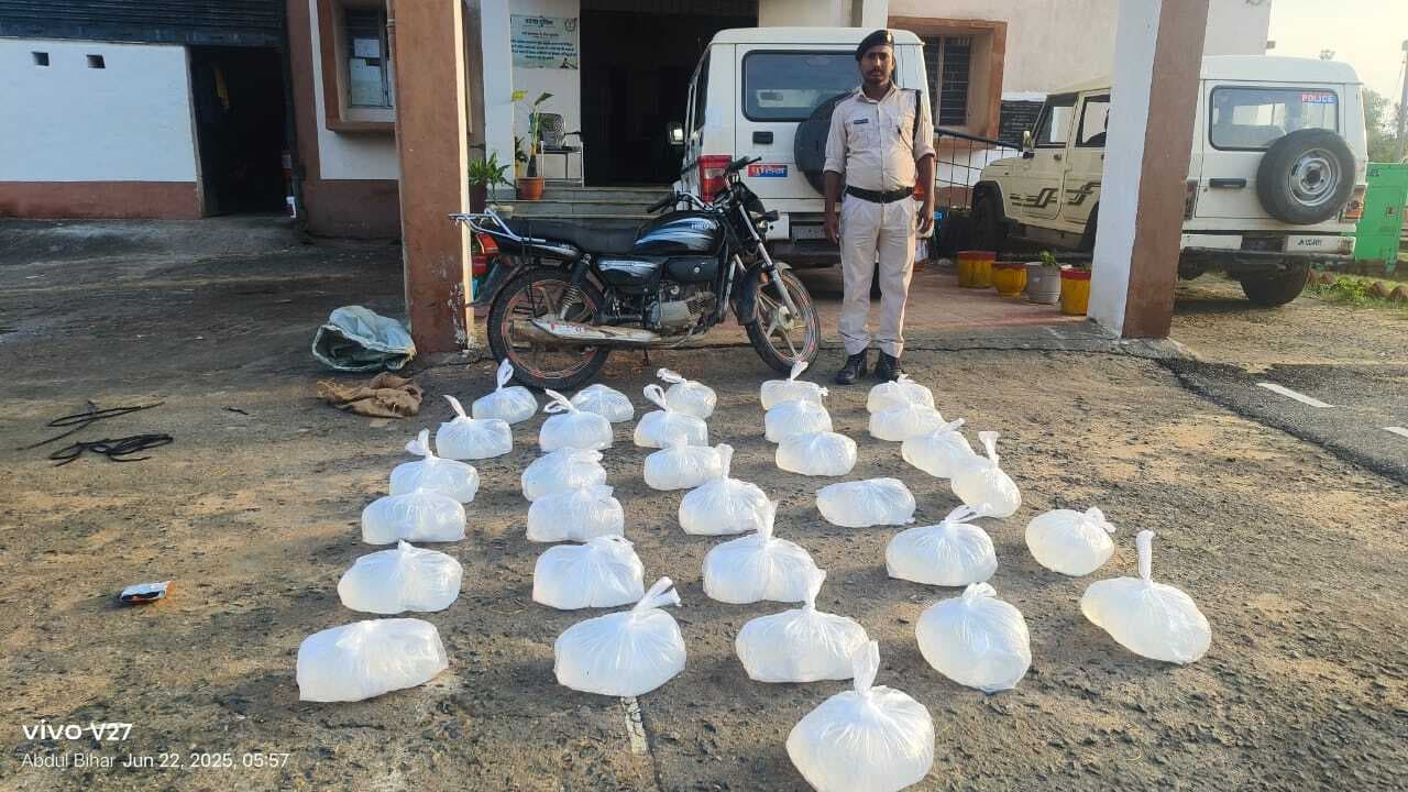 310 लीटर शराब और बाइक जब्त, धंधेबाज फरार