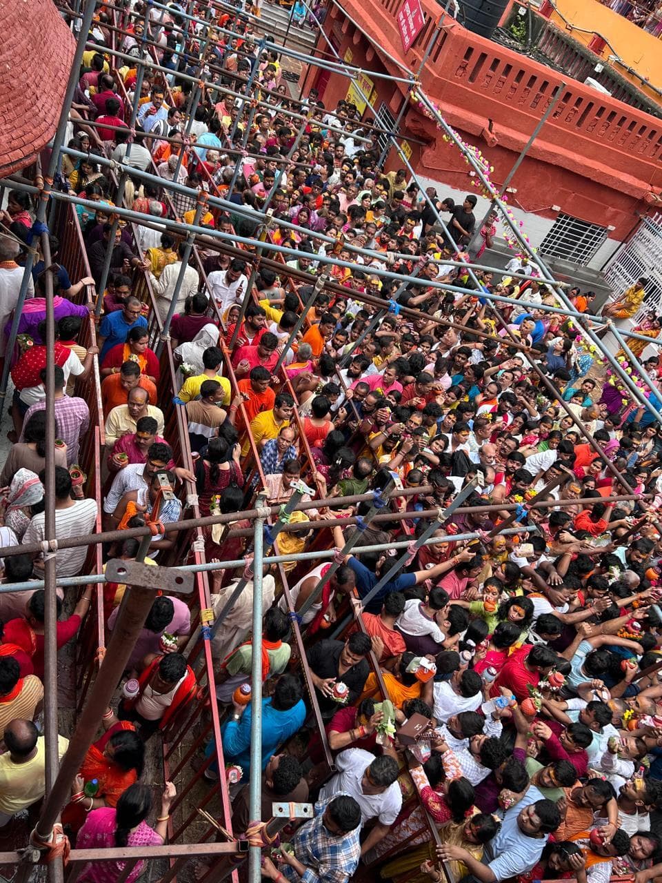 Deoghar News : भीड़ के आगे बेबस दिखा प्रशासन, चार होमगार्ड संभाल रहे कतार