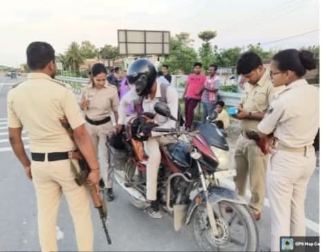 वाहन चेकिंग अभियान चलाती पुलिस