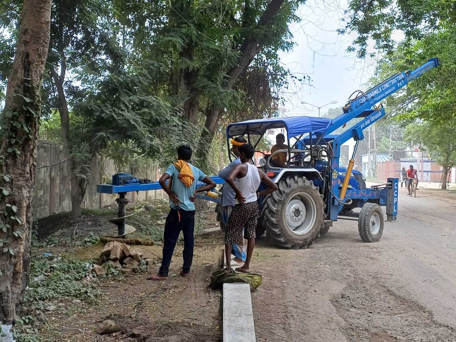 प्रभात इंपैक्ट:  टहनियों के सहारे चल रही बिजली व्यवस्था दुरुस्त, चार घंटे में खड़ा किया पोल
