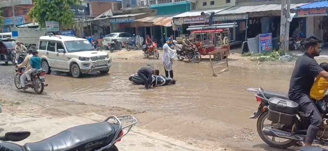 मीरगंज-भोरे मुख्य पथ पर बना जानलेवा गड्ढा, दो घंटे में पलटे तीन इ-रिक्शा