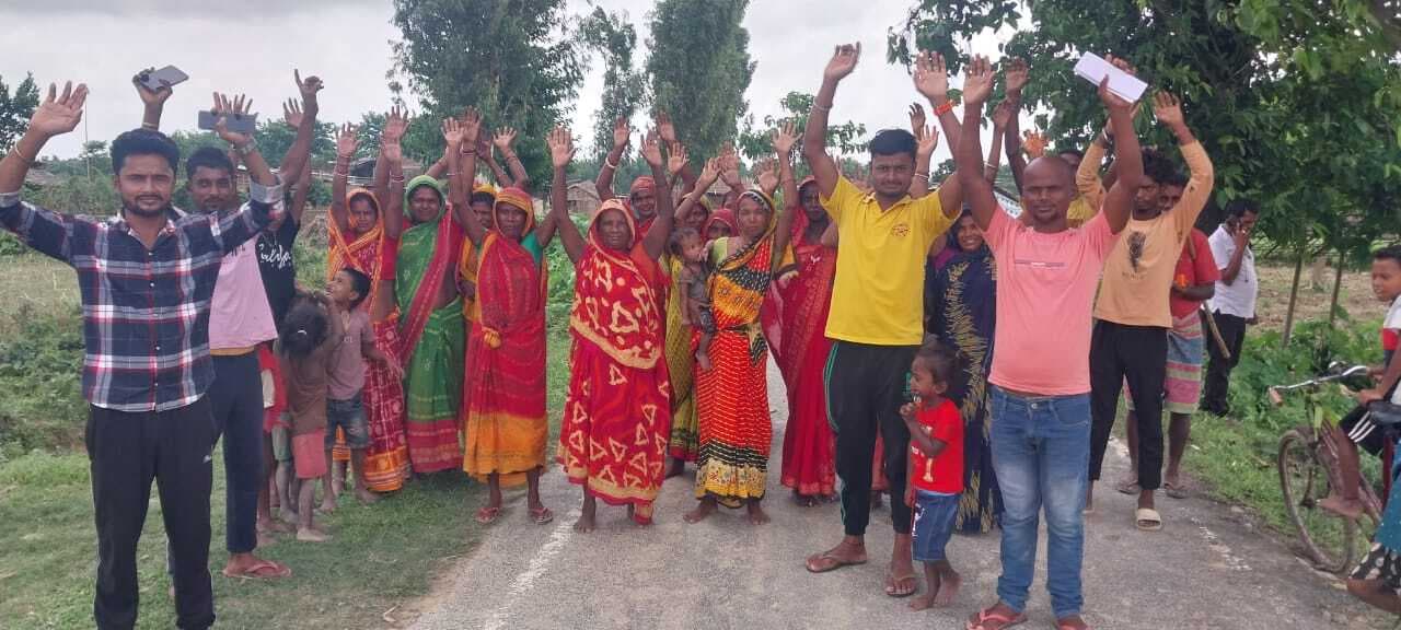 विद्युत विहीन ग्रामीणों ने किया प्रदर्शन