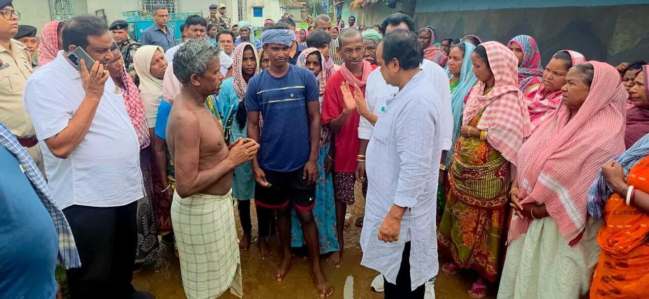 अमोई में पूर्व मुखिया के परिजनों से मिले मंत्री