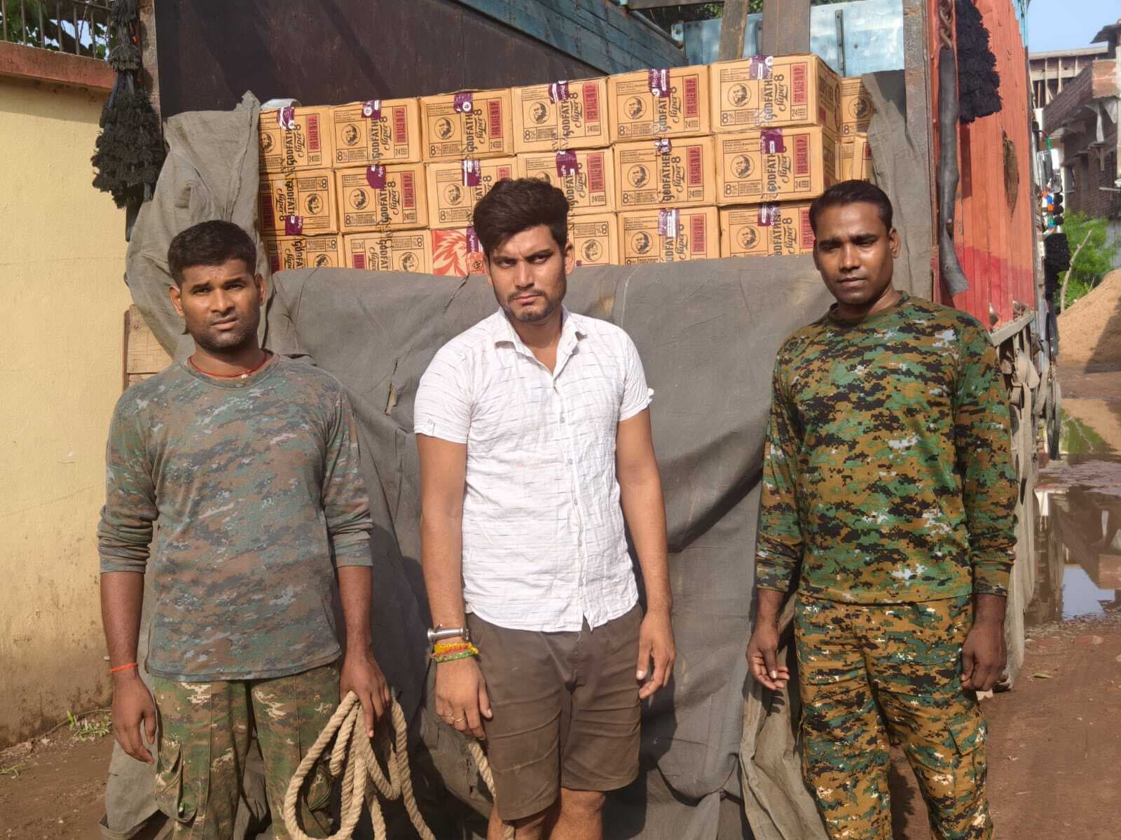 12 चक्का ट्रक से भारी मात्रा में विदेशी शराब बरामद, तस्कर गिरफ्तार