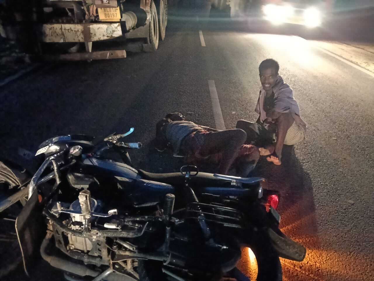 हादसा : पाथरा मोड़ के पास टैंकर से टकरायी बाइक, दो घायल