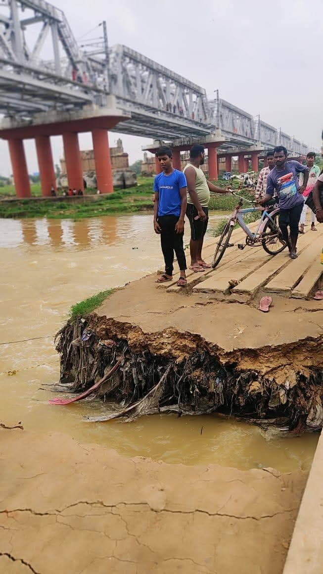 किऊल नदी पर बने अस्थायी पुल ध्वस्त, आवागमन बाधित