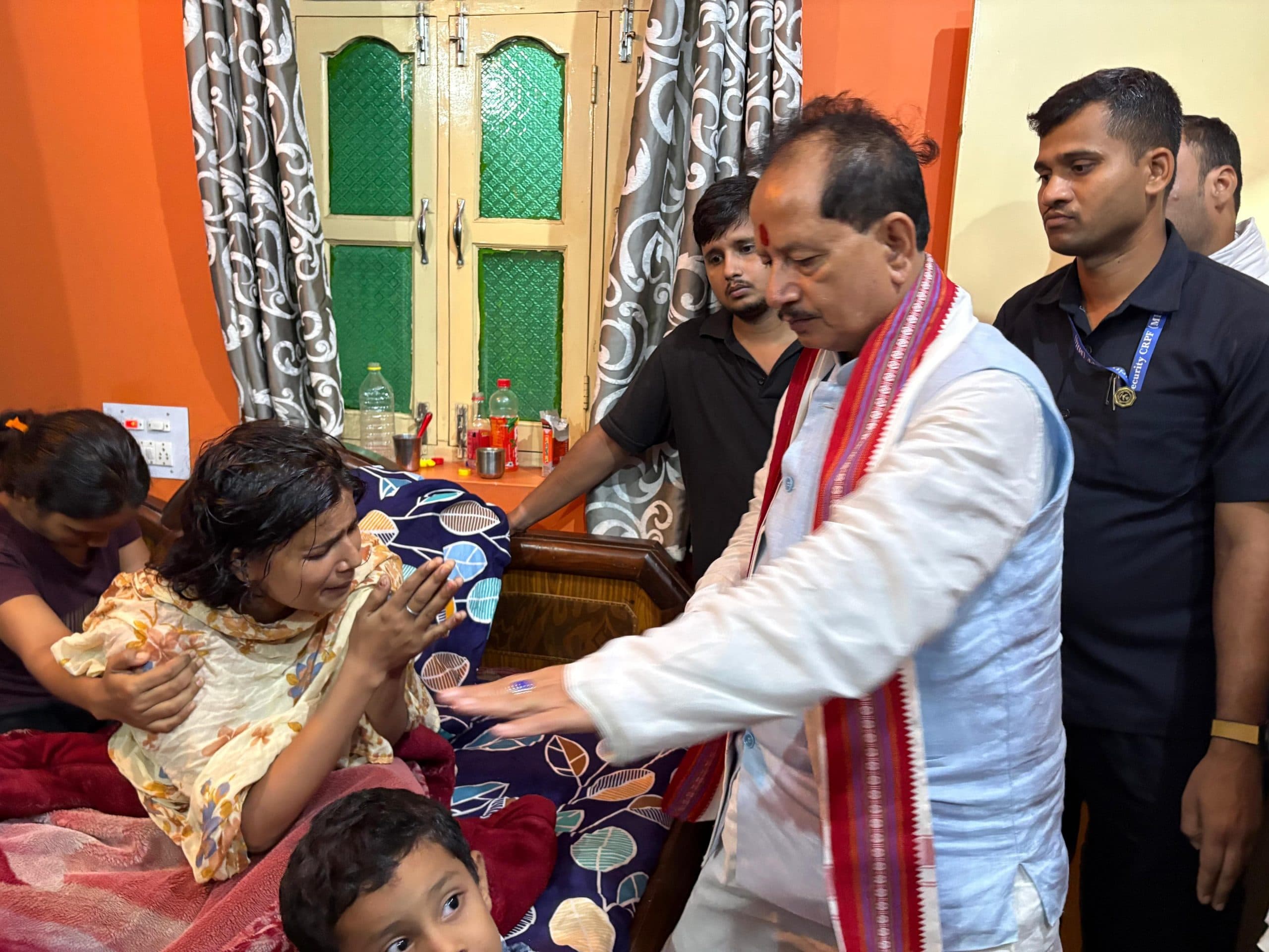 दोहरे हत्याकांड के पीड़ित परिवार से मिले डिप्टी सीएम, बोले दोषी को बख्शा नहीं जायेगा