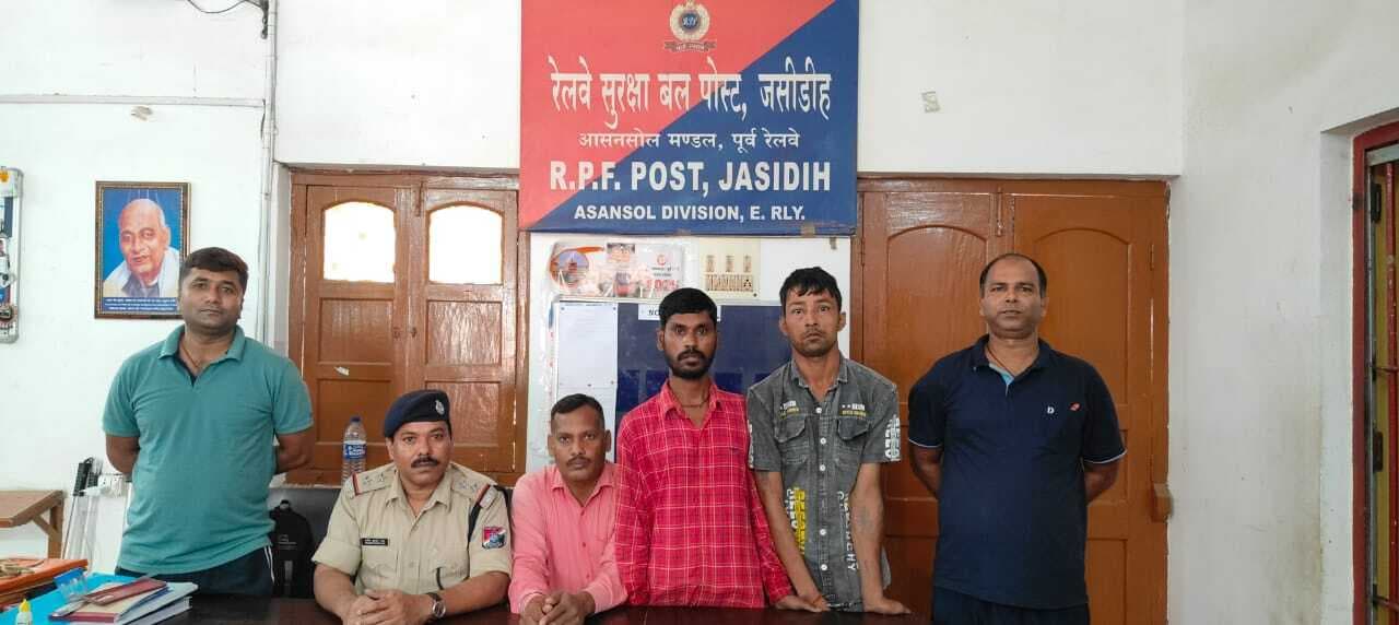 Deoghar News : चोरी के मोबाइल के साथ दो युवक गिरफ्तार