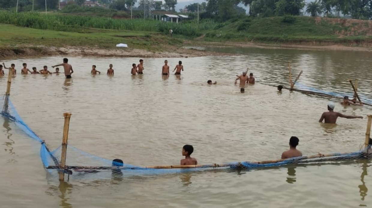 बांस से बने घेरे वाले स्थान के भीतर ही सीखनी है तैराकी