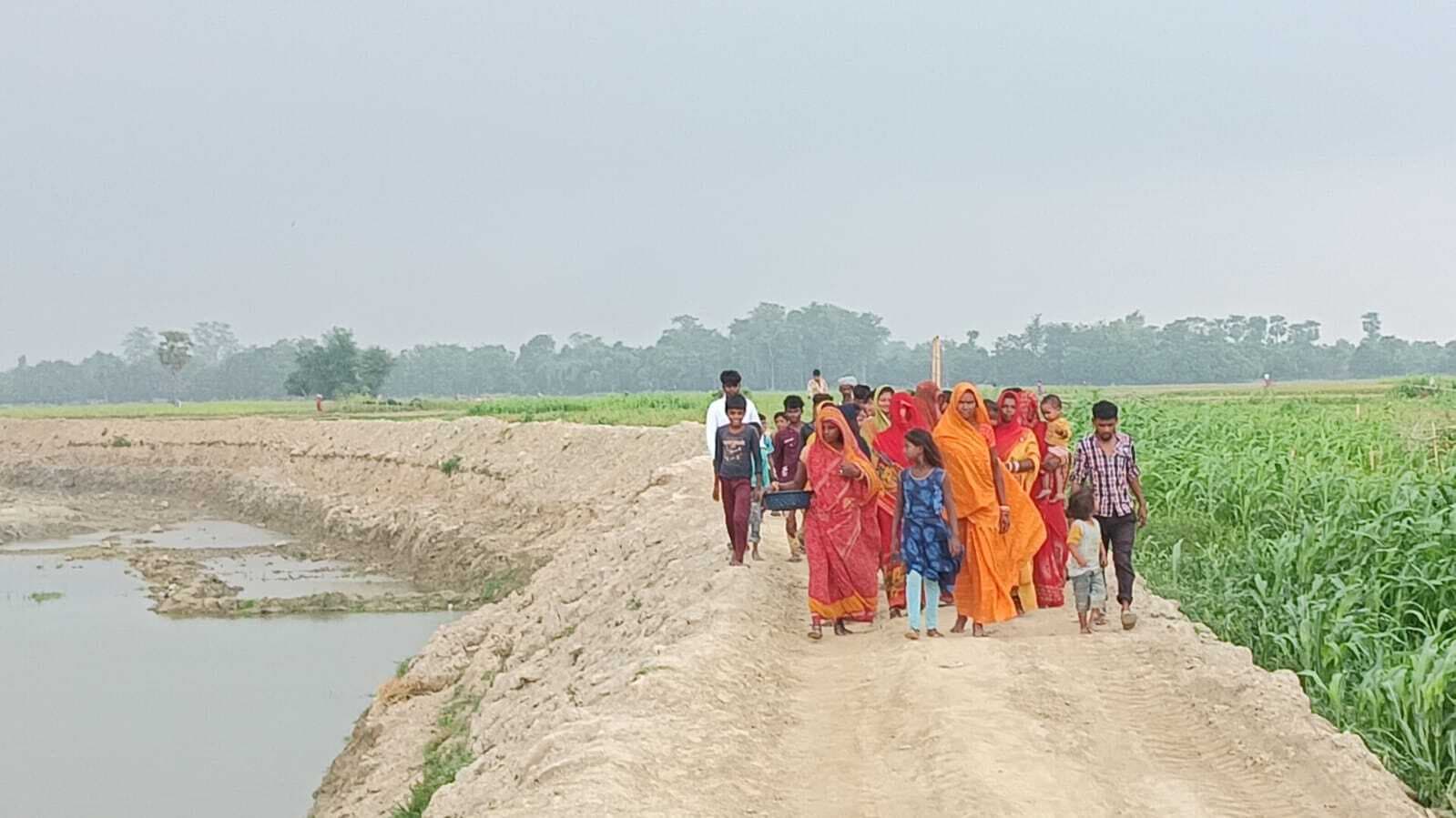 Madhubani News : पाली गांव में ग्रामीणों ने चंदा जुटा व श्रमदान कर बनायी 740 मीटर लंबी कच्ची सड़क