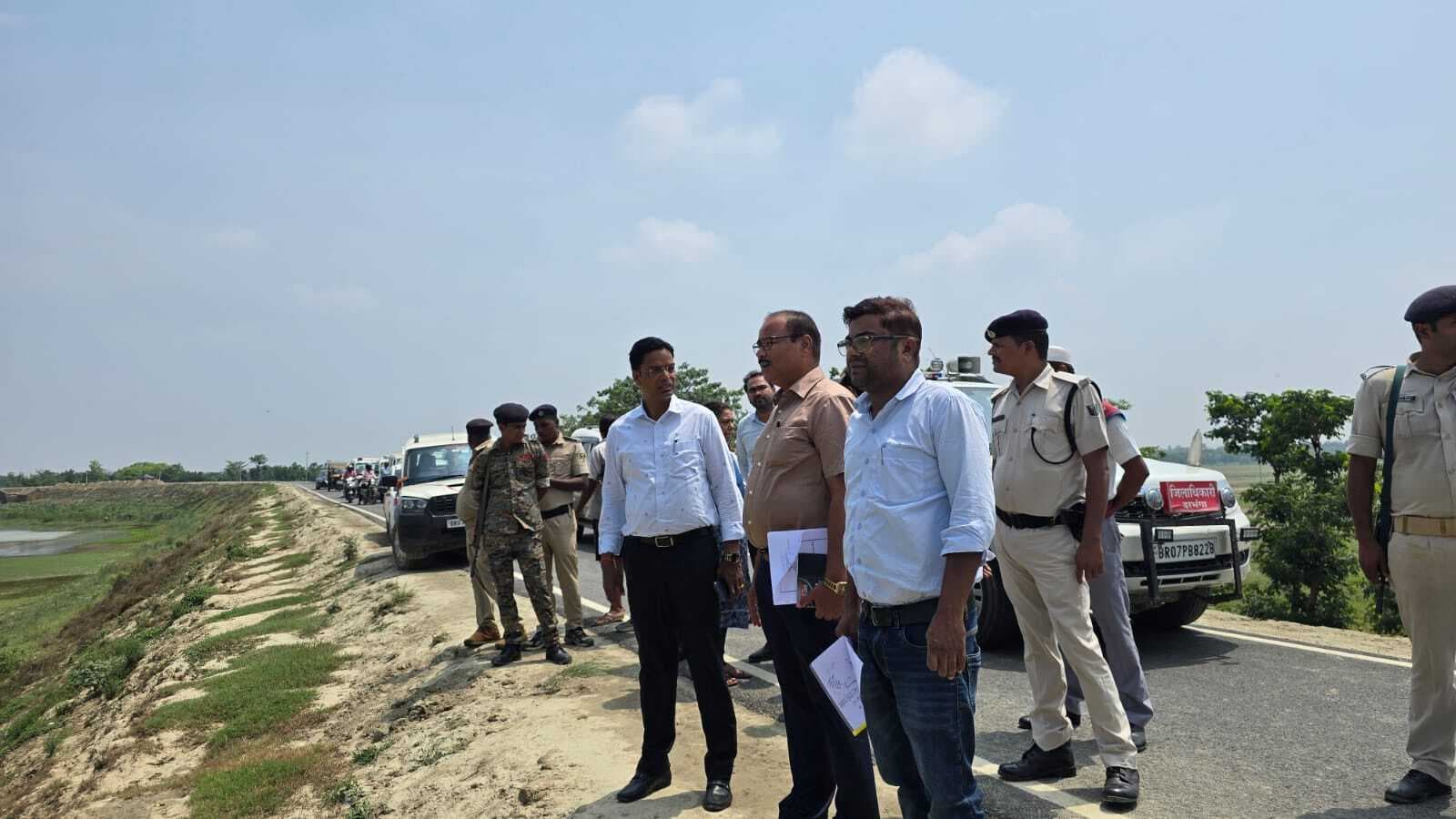 Darbhanga News: डीएम ने कमला बलान के दायां एवं बायां तटबंध का किया निरीक्षण