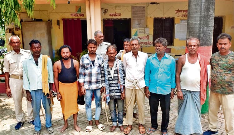 Gopalganj News : बैकुंठपुर में पुलिस टीम पर हमला करने वाले 15 आरोपित गिरफ्तार