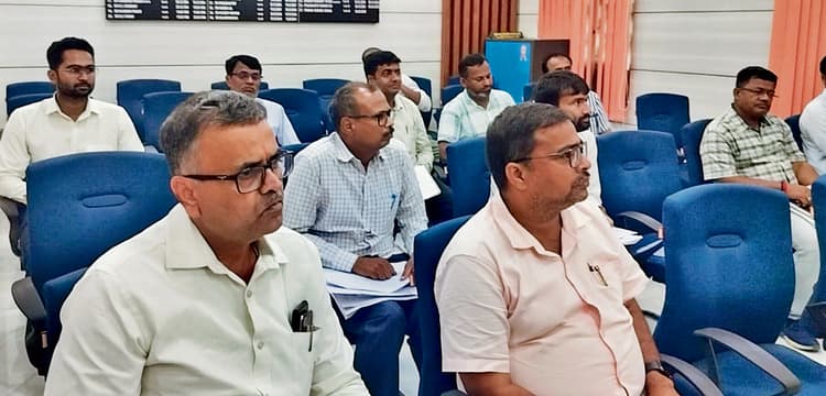 Gopalganj News : 30 जून तक पुल व पुलिया की सफाई का काम पूरा कराएं अधिकारी : डीएम