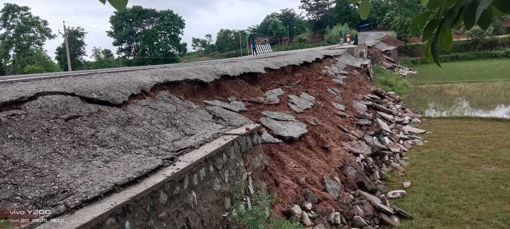 बारिश से सड़क का गार्डवाल ढहा