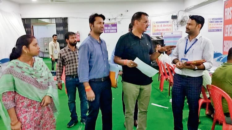Gopalganj News : विस चुनाव की तैयारी के बीच इवीएम की फर्स्ट लेवल चेकिंग और मॉक पोल का काम संपन्न