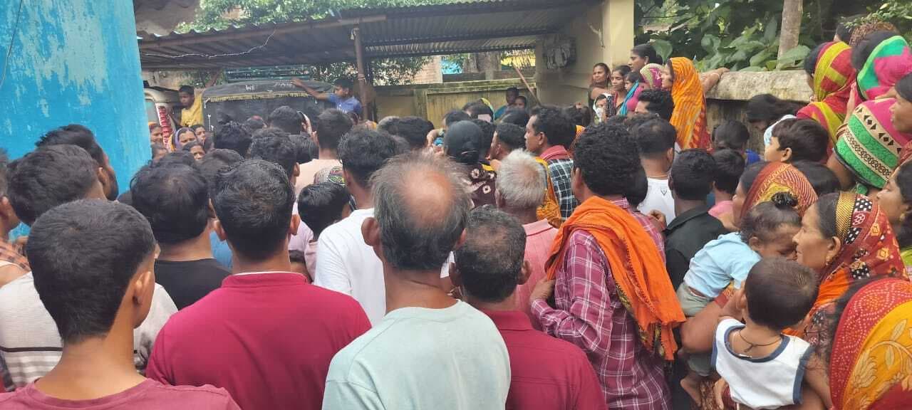 Chaibasa News : परिजनों ने स्कूल प्रबंधन पर लगाया हत्या का आरोप, एसपी से जांच की मांग