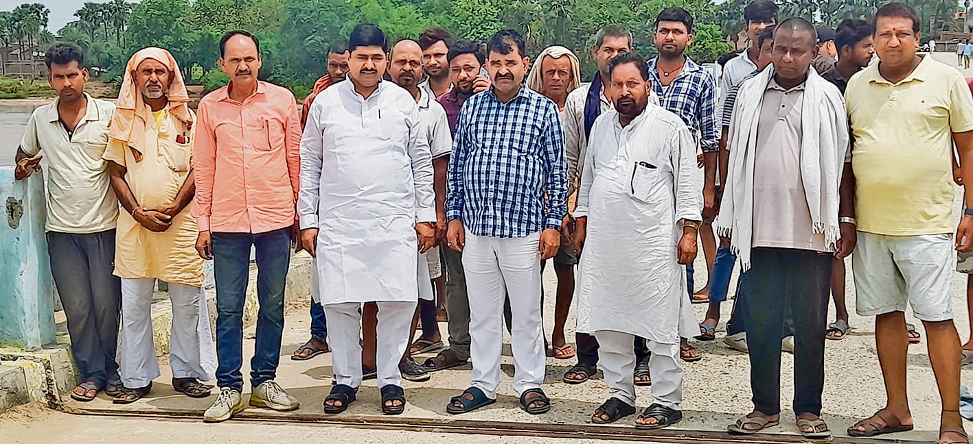 Gaya News : कोठवारा पुल से बैरिकेडिंग हटे या वैकल्पिक मार्ग बने