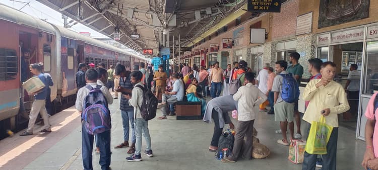 Deoghar News : साढ़े चार घंटे ब्लॉक के कारण तीन ट्रेनें रहीं रद्द