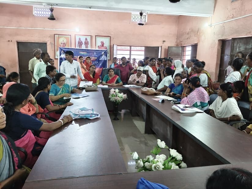 योजनाओं के लाभ लेने के लिए शिविर में जुटी भीड़