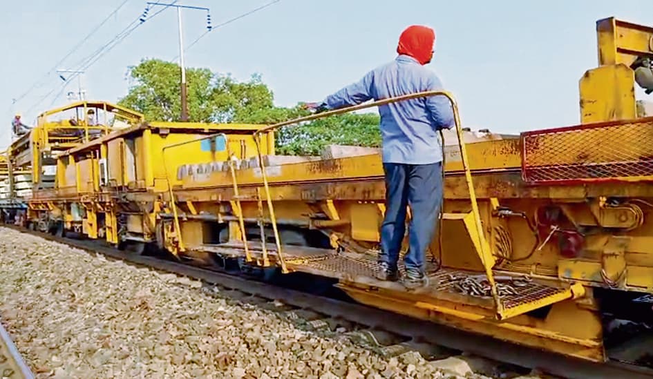 Gaya News : गया रेलवे स्टेशन पर यात्री सुविधाओं में इजाफा, प्लेटफॉर्म पर लगे नये शेड