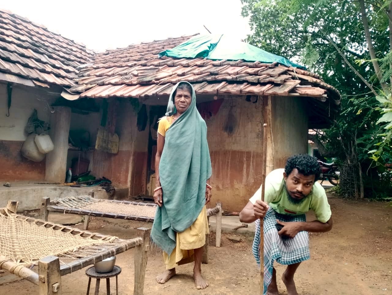 East Singhbhum News : नहीं मिला आवास योजना का लाभ, प्लास्टिक टांग कर रह रही विधवा