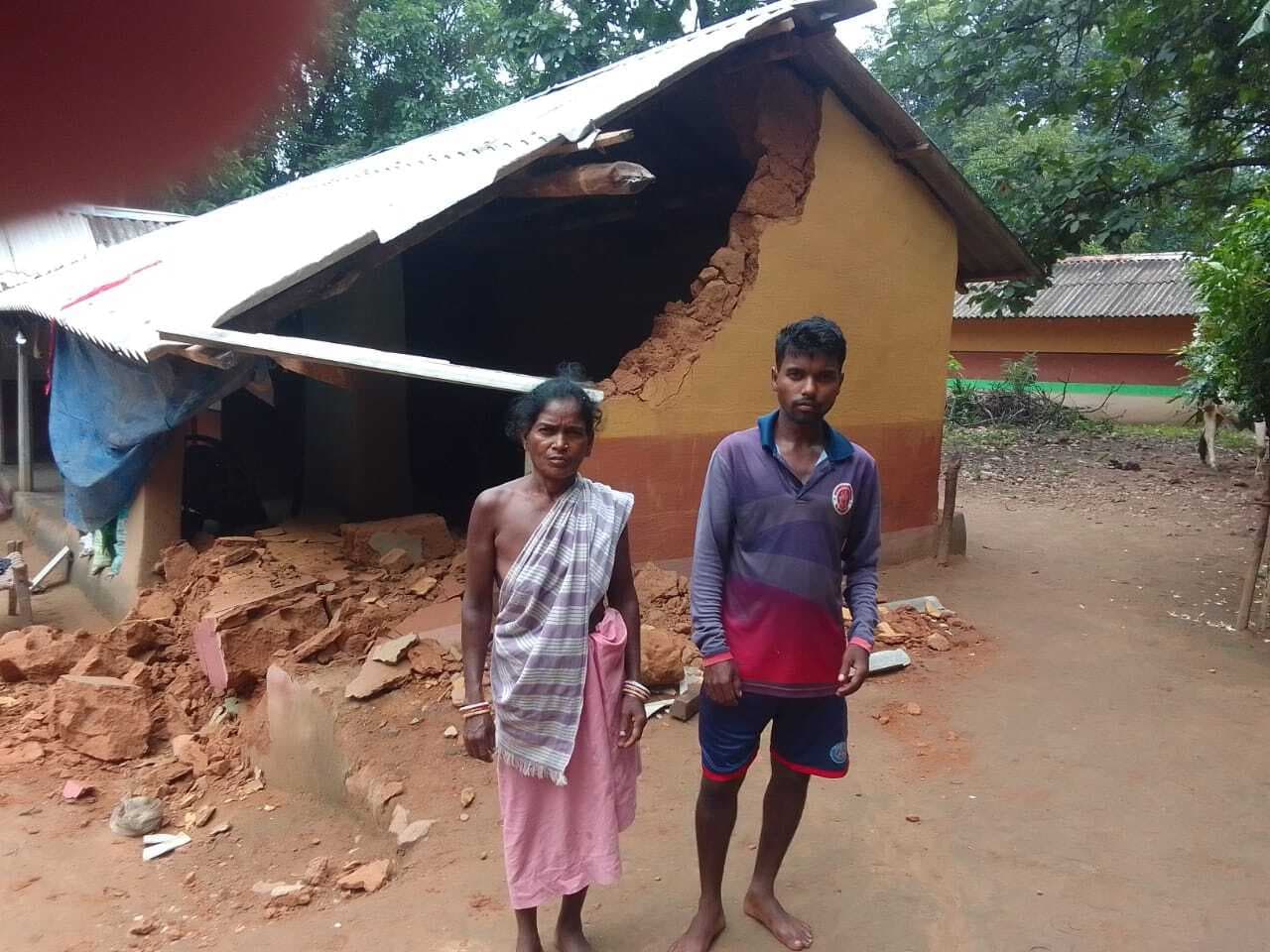 East Singhbhum News : गुड़ाबांदा : हाथियों ने तीन घरों को किया ध्वस्त, धान-चावल खा गये