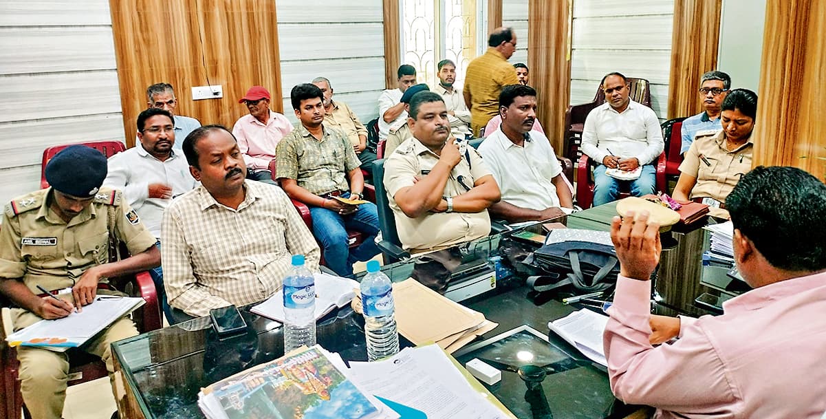 Sundargarh News: रथ यात्रा से पहले सड़कों की मरम्मत व साफ-सफाई का दिया निर्देश