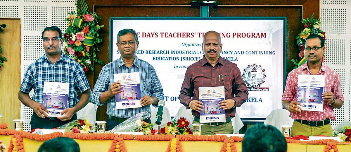 Rourkela News: वैश्विक अशांति और नैतिक संकट के बीच छात्रों को जिम्मेदार नागरिक बनाना जरूरी : दास