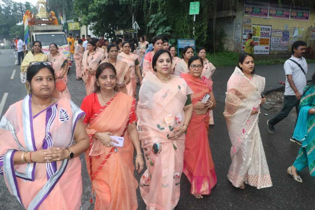 Dhanbad News : दिगंबर जैन मंदिर की वर्षगांठ पर निकली पालकी यात्रा