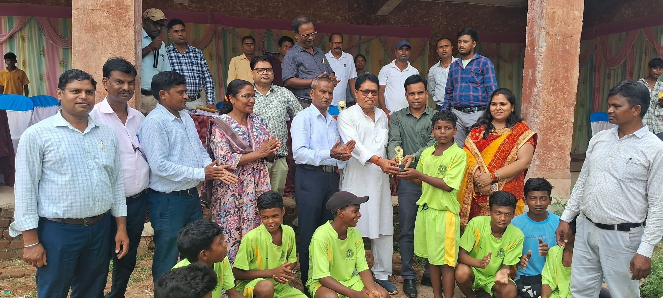 Bokaro News : पेटरवार में प्रखंड स्तरीय सुब्रतो कप फुटबॉल प्रतियोगिता का आयोजन