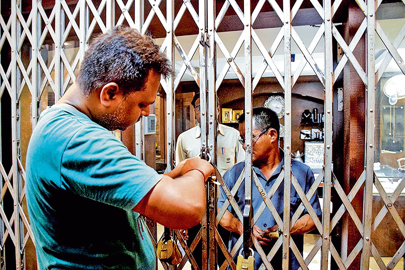 सिलीगुड़ी में अाभूषण की दुकान में दिनदहाड़े डकैती