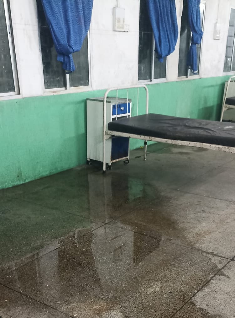 Dhanbad News: बीसीसीएल डुमरा अस्पताल की छत जर्जर, रिस रहा है पानी