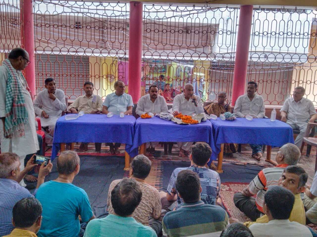 बिजली की समस्या पर पूर्व मंत्री ने बुनकरों के साथ की बैठक