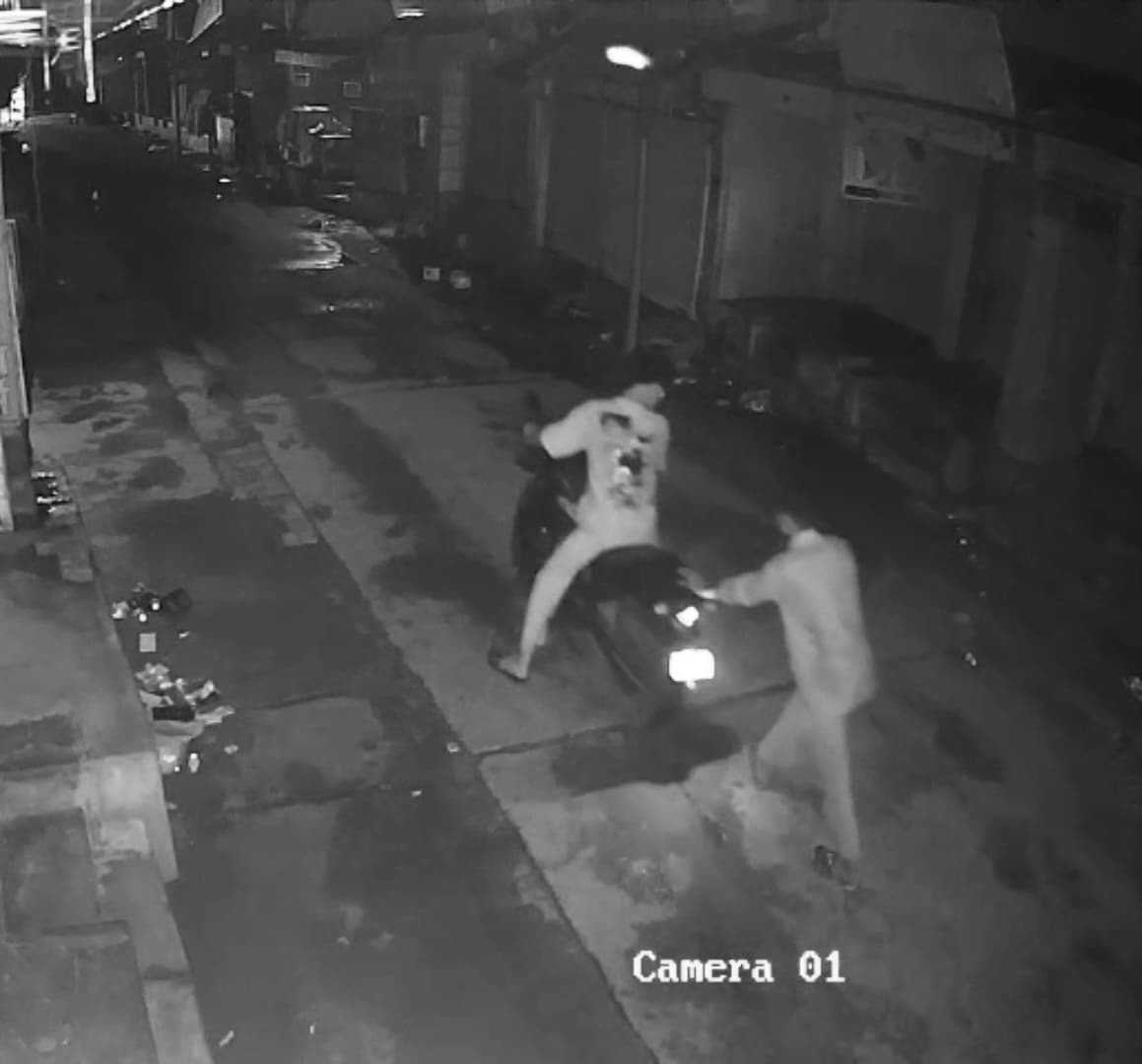 देव में चोरों ने दरवाजे से चुरायी बाइक