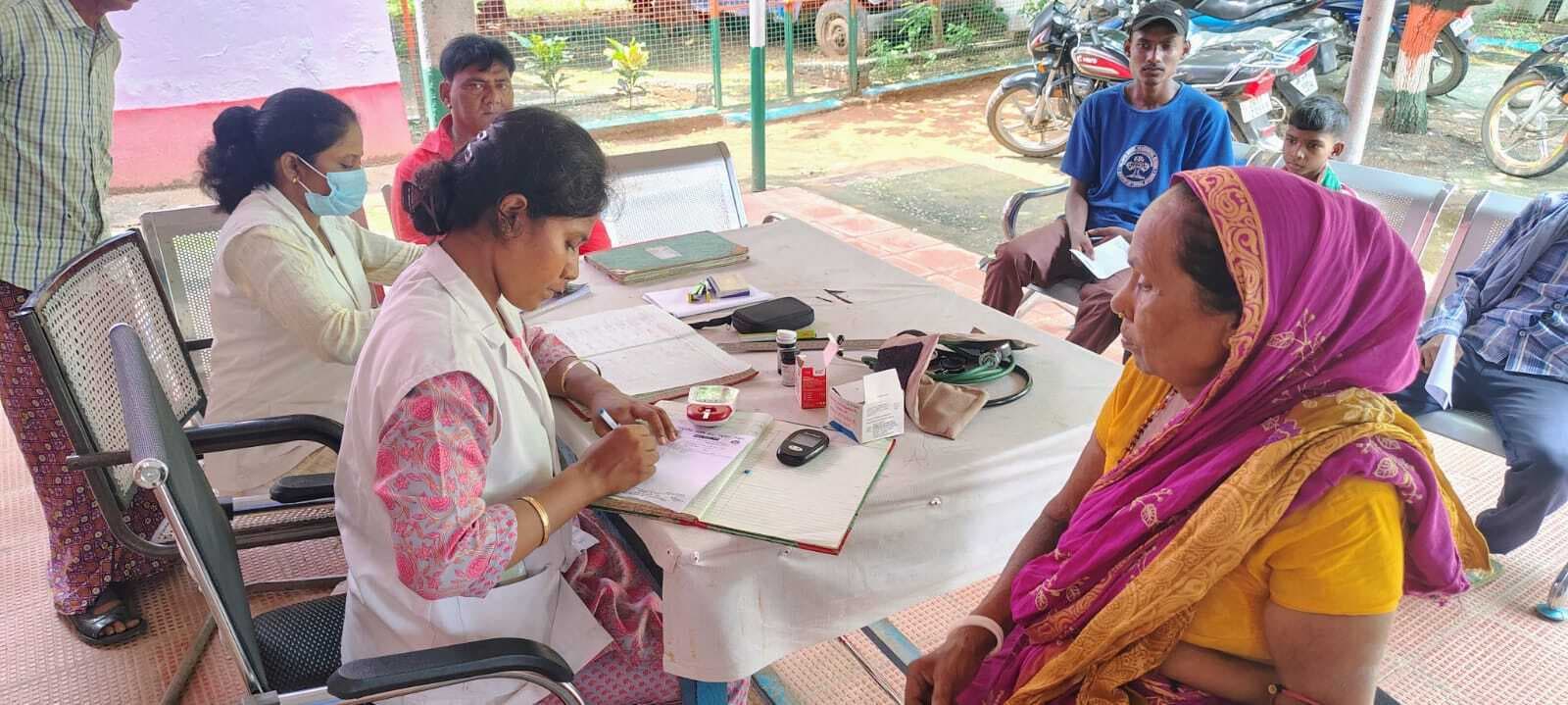 आयुष्मान आरोग्य के तहत हुआ नि:शुलक इलाज, दी दवाइयां