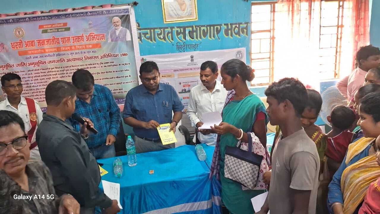 कैंप लगाकर योजनाओं से जोड़े गये जनजातीय इलाके के ग्रामीण